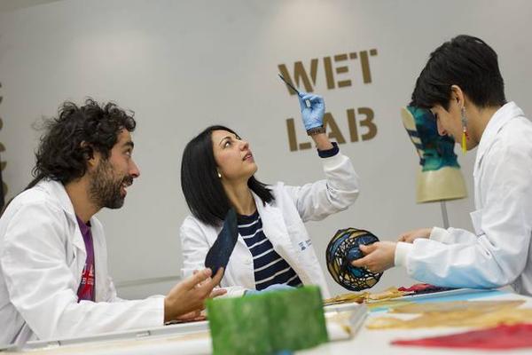 Experimenten: ¿Con bata se piensa mejor? Autor: Miguel Barral